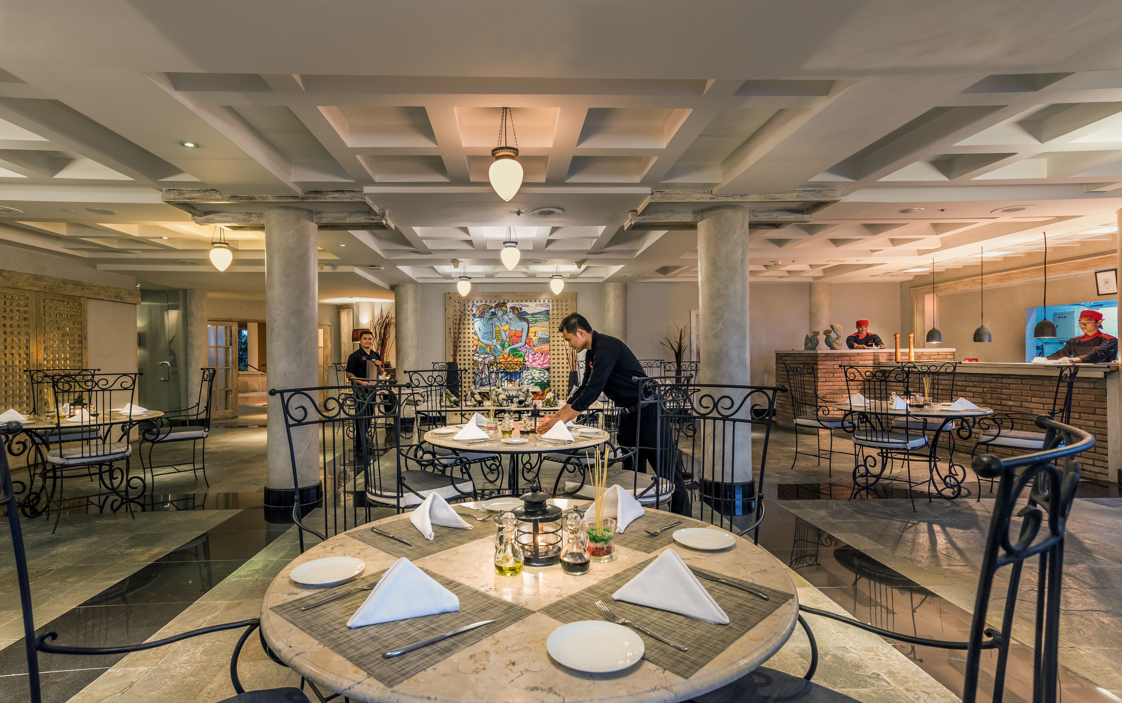 4 restaurants, breakfast, lunch, dinner served; american cuisine