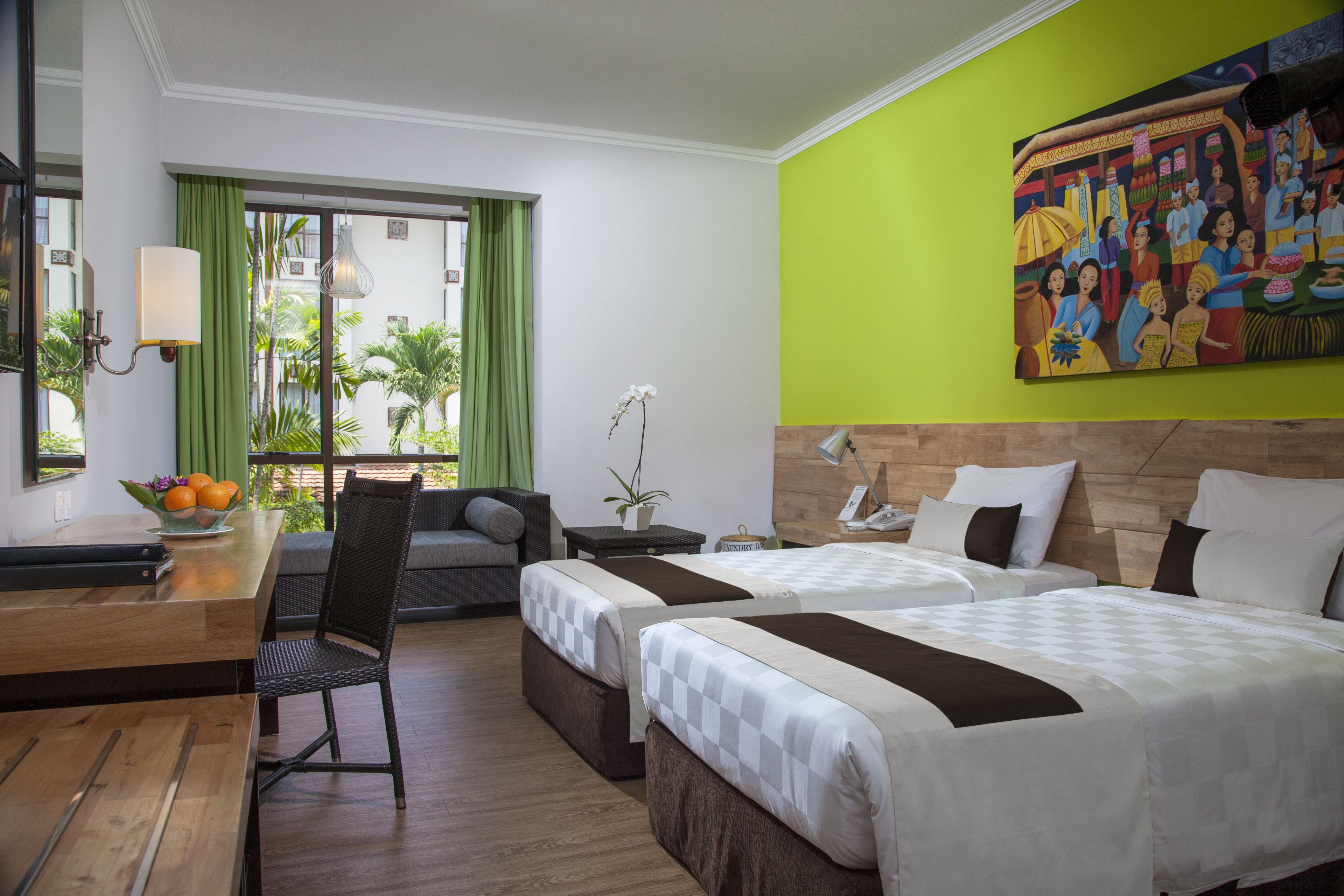 Een hotelkamer met twee bedden, een eettafel, een stoel, een bureau en een groot raam met gordijnen.