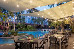 2 restoran; melayani sarapan dan makan malam