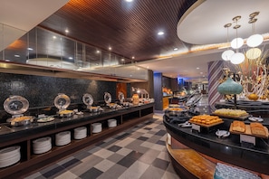 2 restaurants servant le déjeuner et le souper