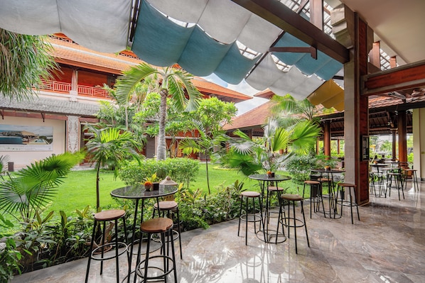 2 bars, bar en bord de piscine