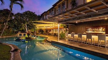 2 bares, bar junto a la piscina