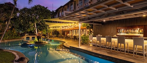 2 bars/lounges, poolside bar