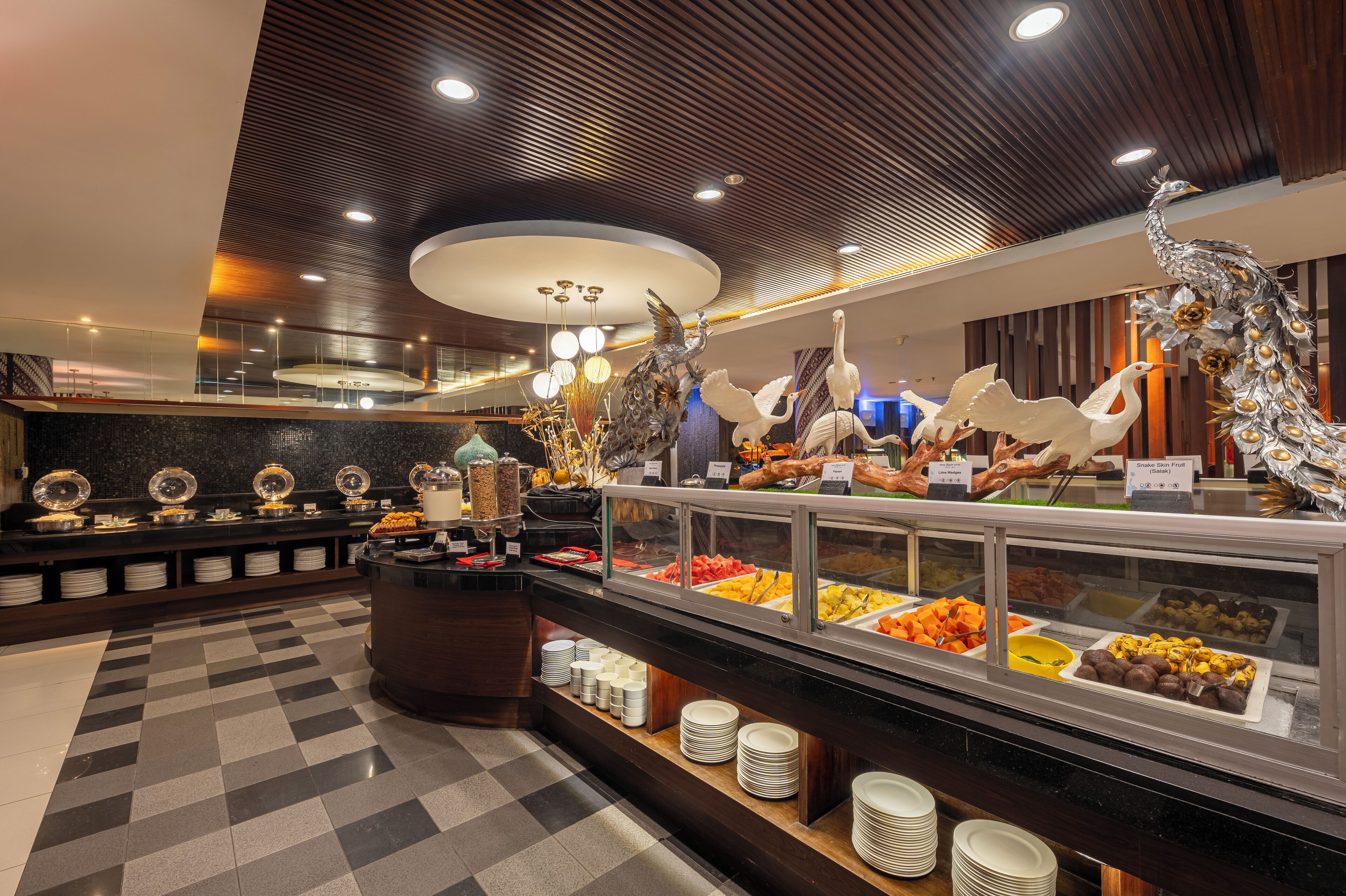 2 restaurants, breakfast served