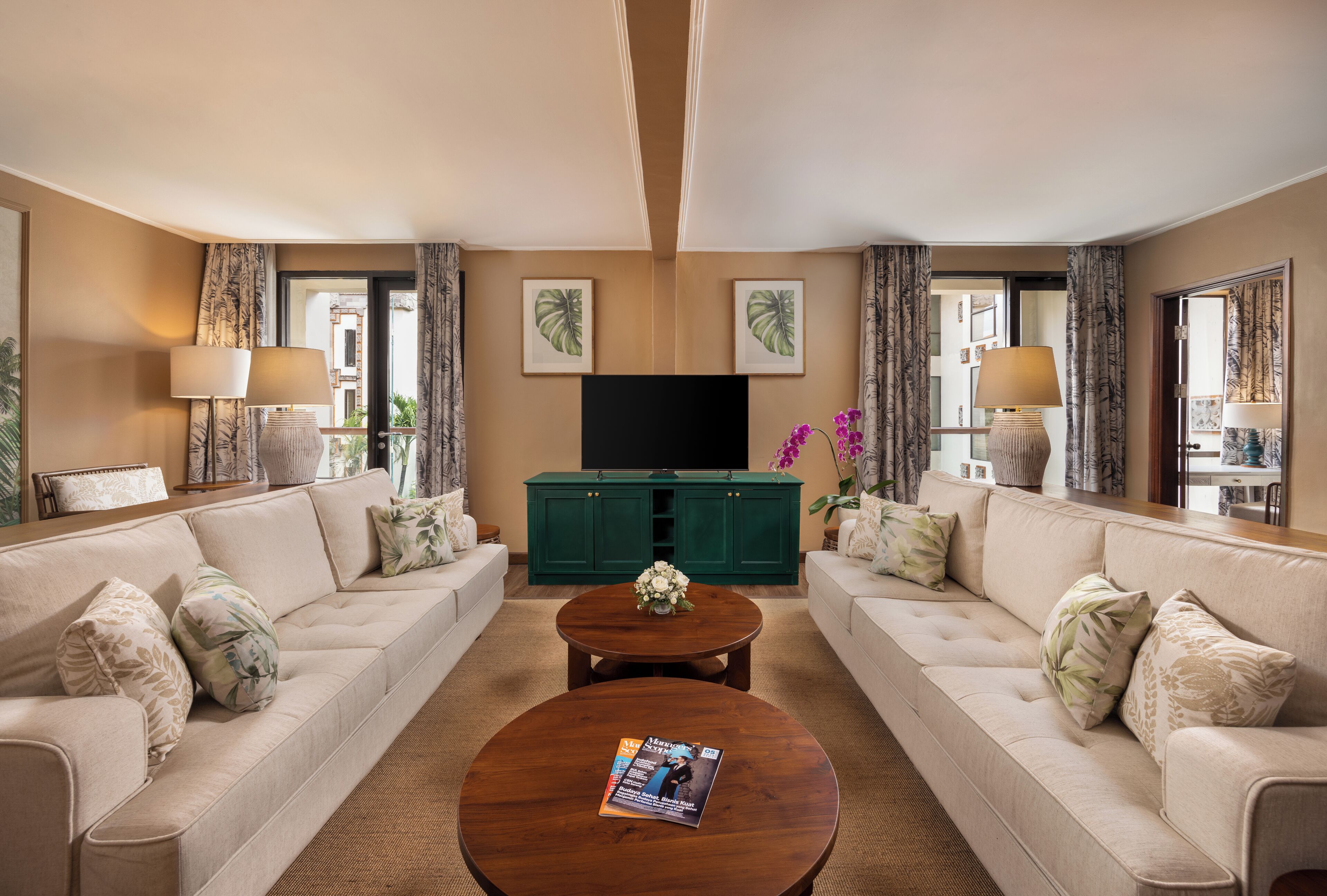 Two Bedroom Family Suites | 客厅 | 32-英寸纯平电视 （配备有线频道）、电视