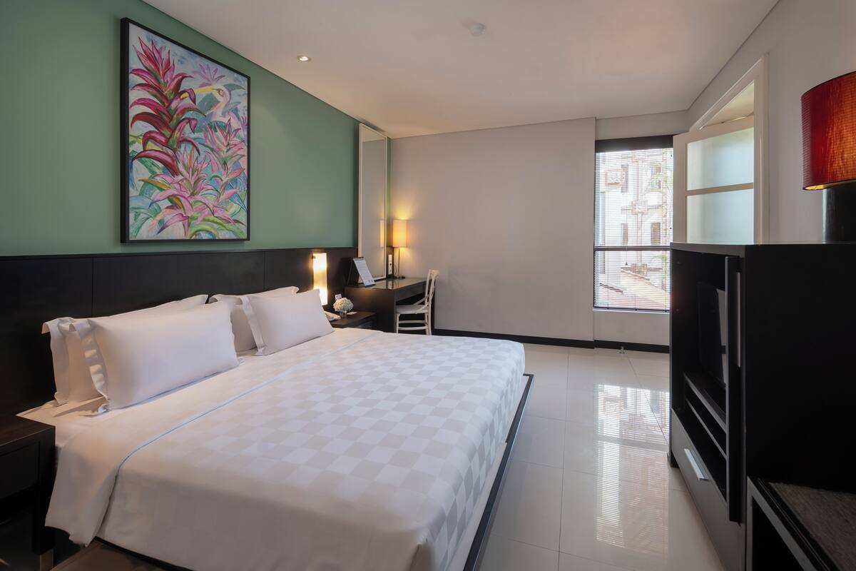 Suite Room | Minibar, in-room safe, desk, free WiFi