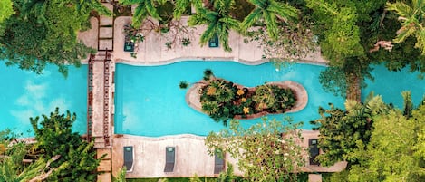 Hồ bơi ngoài trời, ghế dài tắm nắng