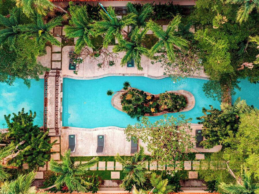 Una piscina al aire libre, tumbonas