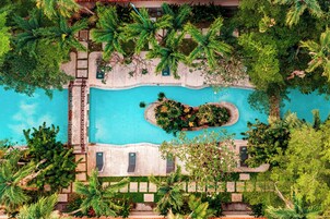 Kolam renang outdoor, dengan kursi berjemur