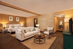 Two Bedroom Family Suites | Brankas, meja kerja, Wi-Fi gratis, dan seprai linen