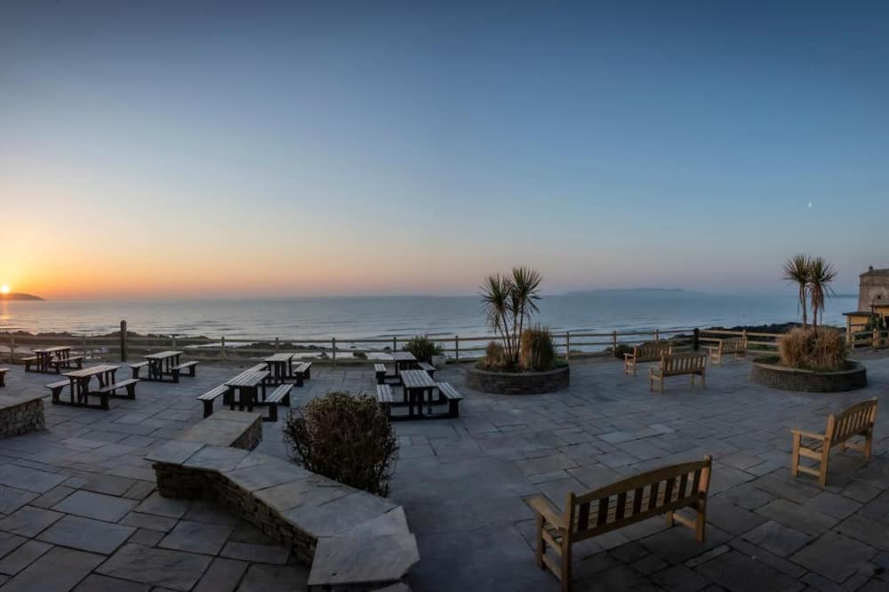 Shoreline Hotel