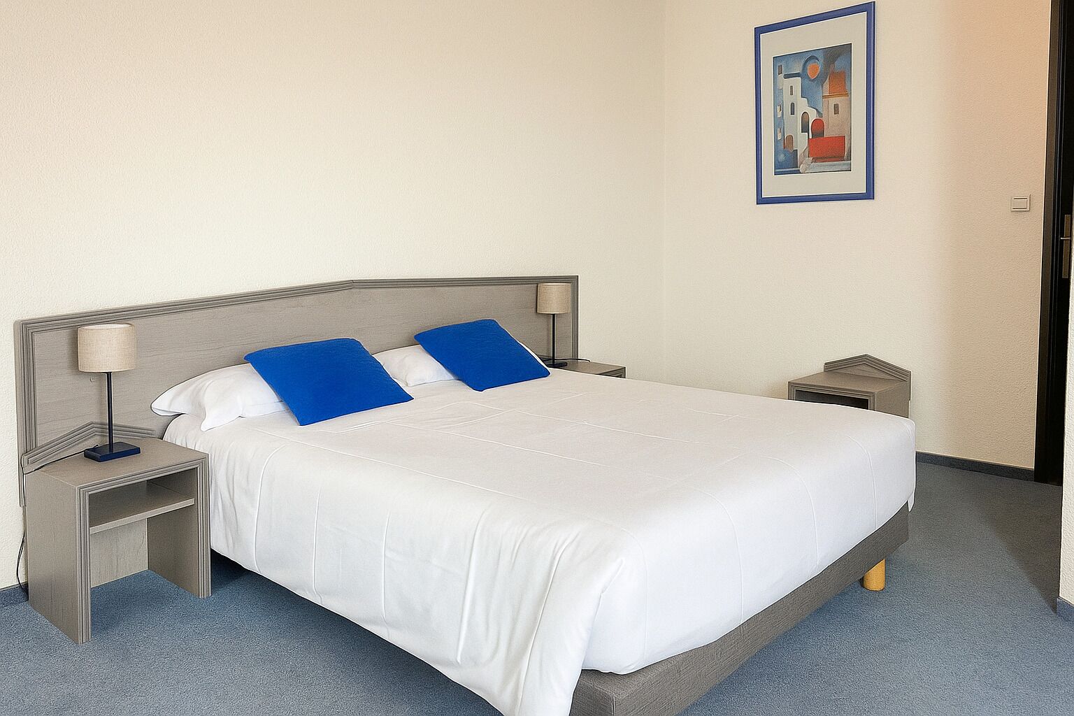 Standard Double Room | In-room safe, desk, soundproofing, iron/ironing board
