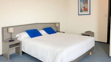 Standard Double Room | In-room safe, desk, soundproofing, iron/ironing board