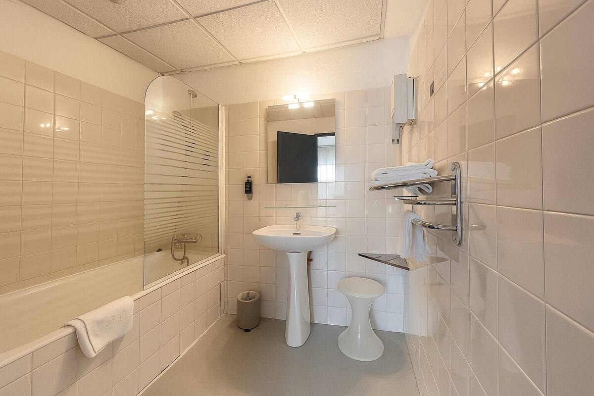 comfort twin room | bathroom | free toiletries, hair dryer