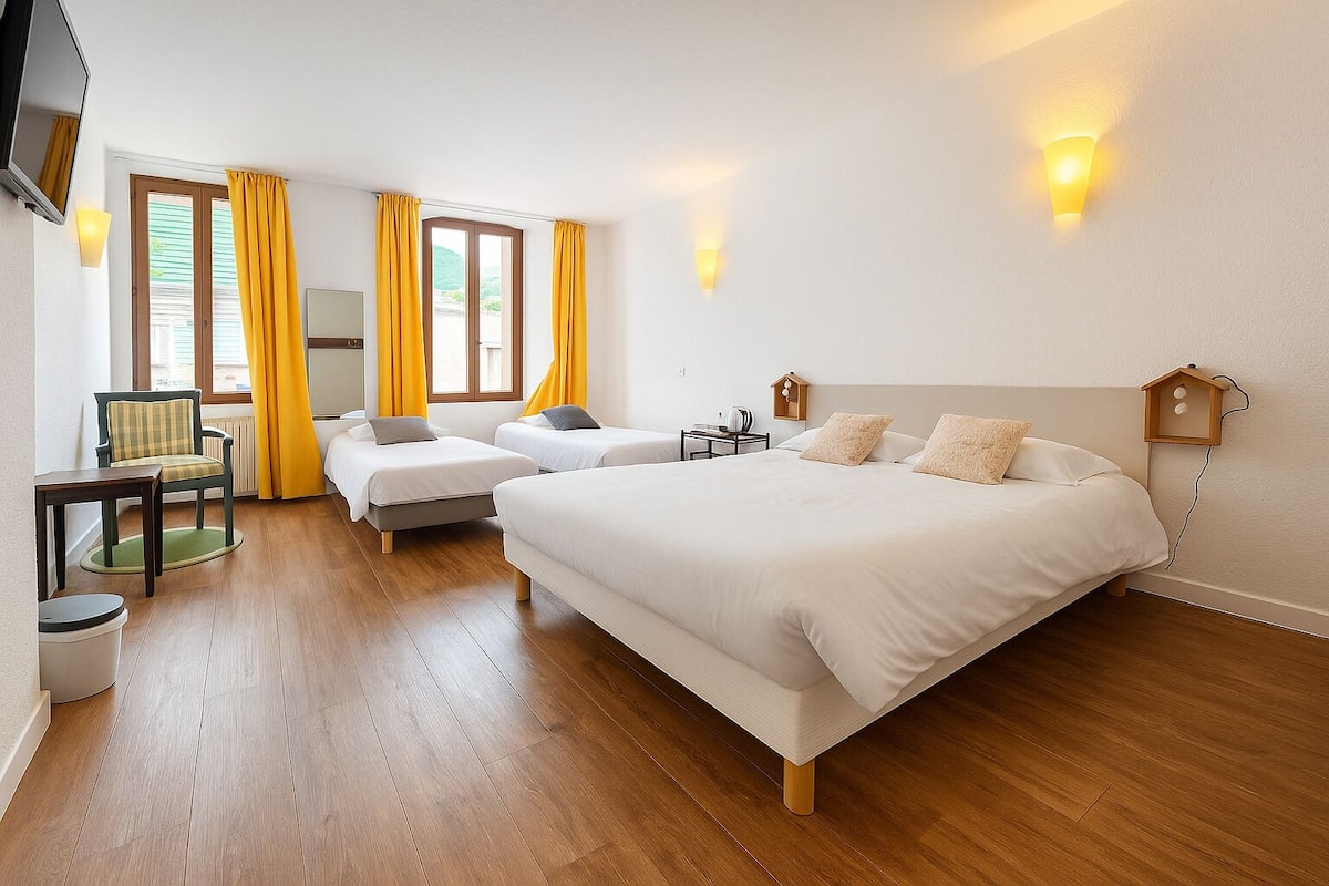 Estúdio superior | Cofres nos quartos, escrivaninha, quartos à prova de som