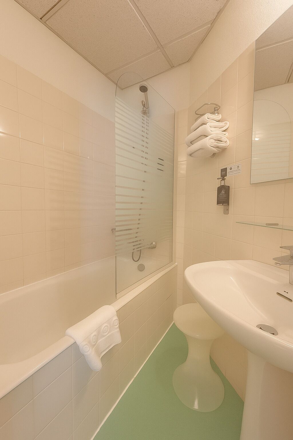 Een badkamer met een douche, toilet en wastafel.