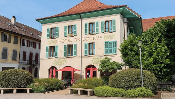 A building with the sign "HOTEL DE GENEVE" indicating it is a hotel.