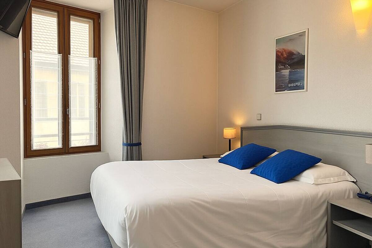 standard double room | in-room safe, desk, soundproofing, iron/ironing board