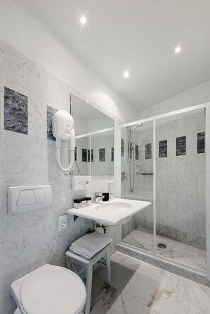 Douche, articles de toilette gratuits, sèche-cheveux, chaussons