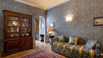 Juniorsvit | Minibar, värdeförvaringsskåp på rummet och mörkläggningsgardiner