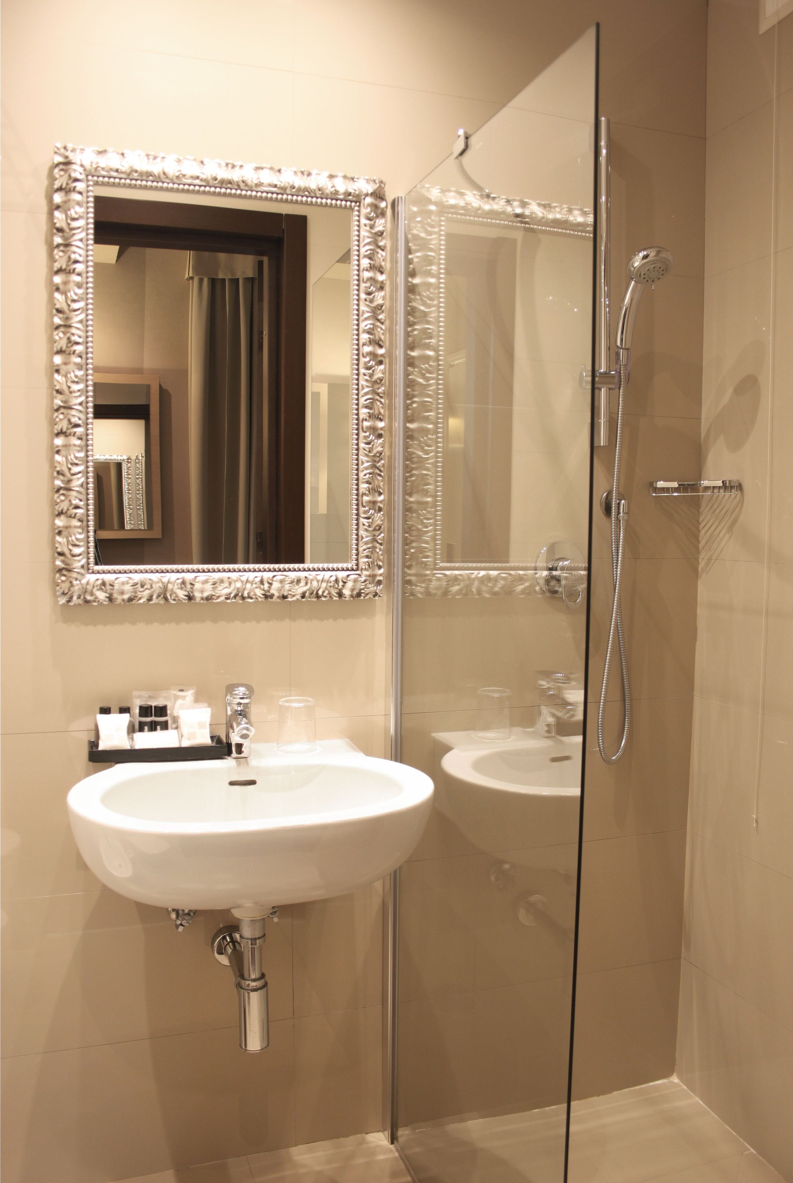single room | bathroom | shower, free toiletries, hair dryer, bidet