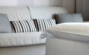 Vierbettzimmer | Minibar (mit einigen kostenlosen Artikeln), Zimmersafe, Schreibtisch