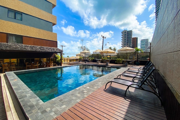 Kolam renang outdoor, dengan kursi berjemur