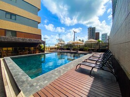 Kolam renang outdoor, dengan kursi berjemur