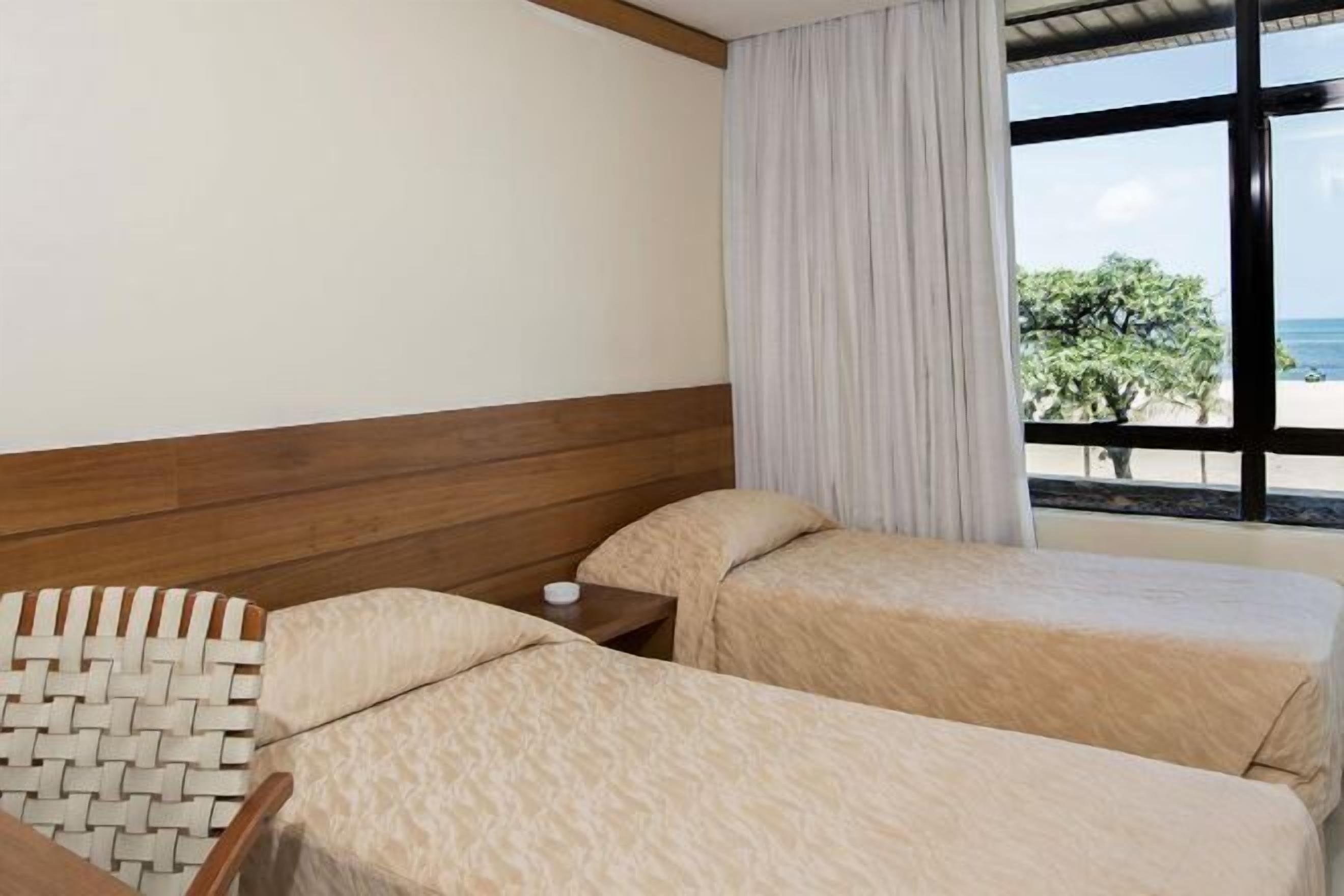 Minibaari, tallelokero huoneessa, työpöytä, pimennysverhot