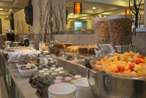 Café da manhã com buffet grátis todos os dias