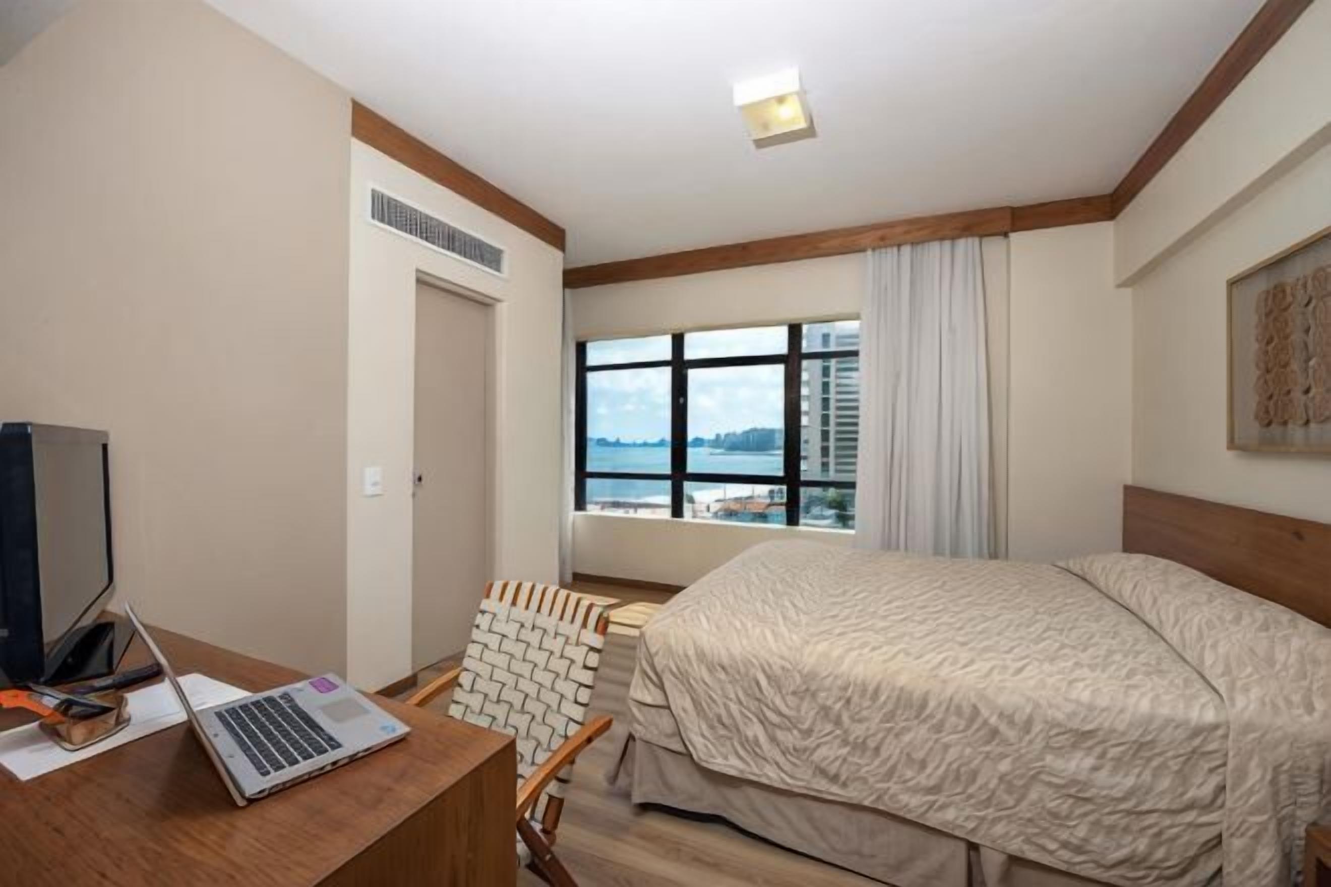 Minibar, Zimmersafe, Schreibtisch, Verdunkelungsvorhänge