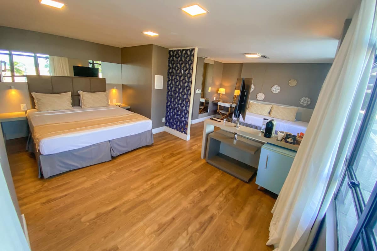 Une chambre d’hôtel moderne, dotée d’un grand lit, d’un bureau et d’une salle de bain.