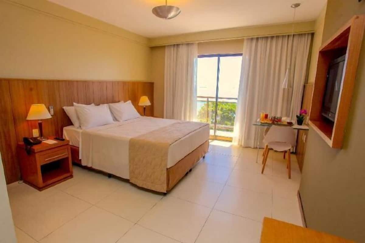 Minibar, caja de seguridad en la habitación y escritorio