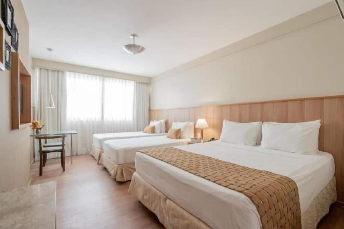 Minibar, caja de seguridad en la habitación y escritorio