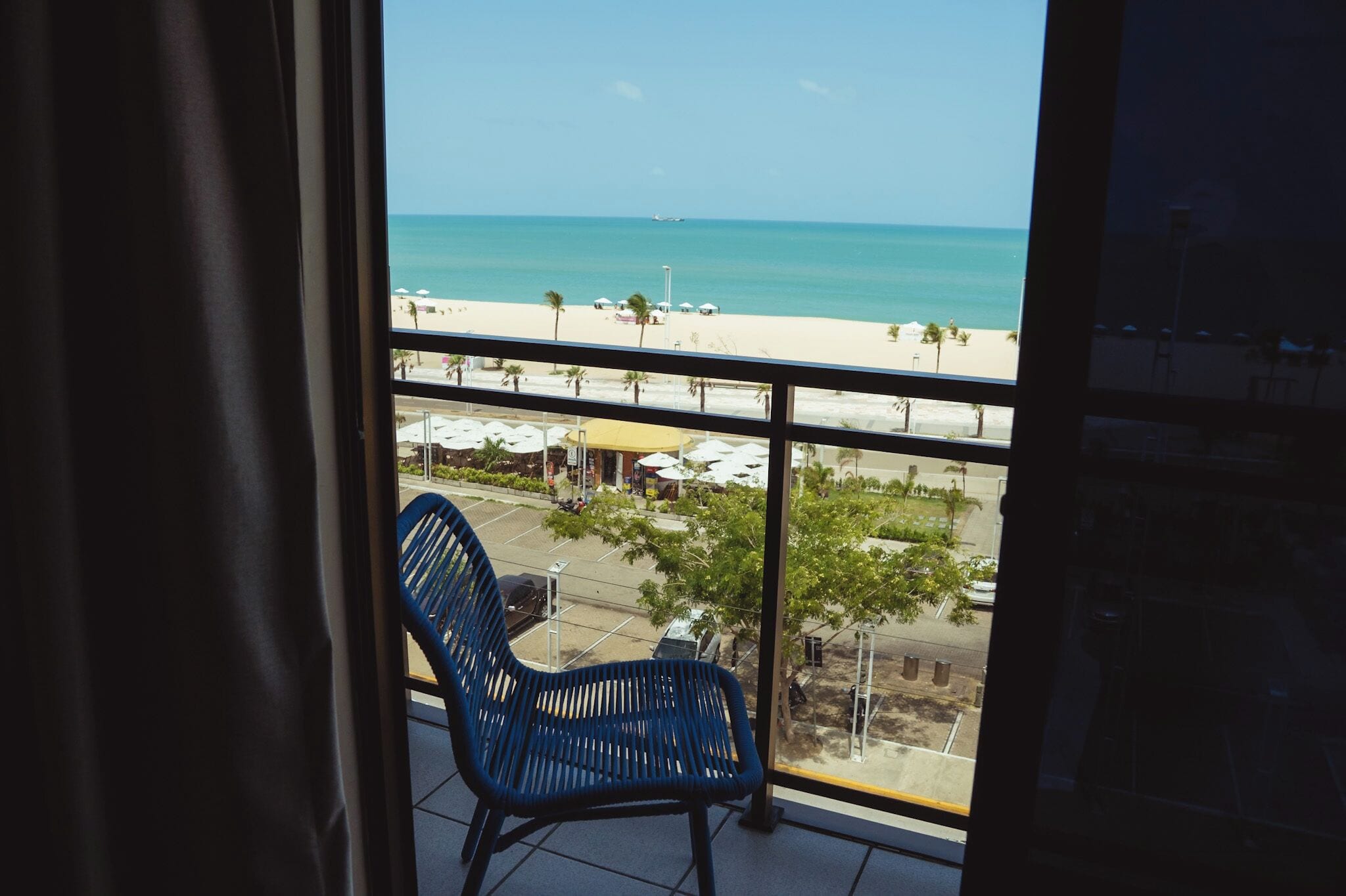 Minibar, caja de seguridad en la habitación y escritorio 