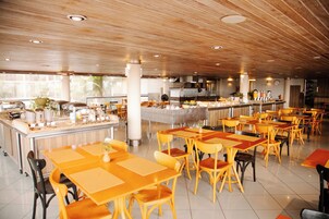 Café da manhã com buffet grátis todos os dias