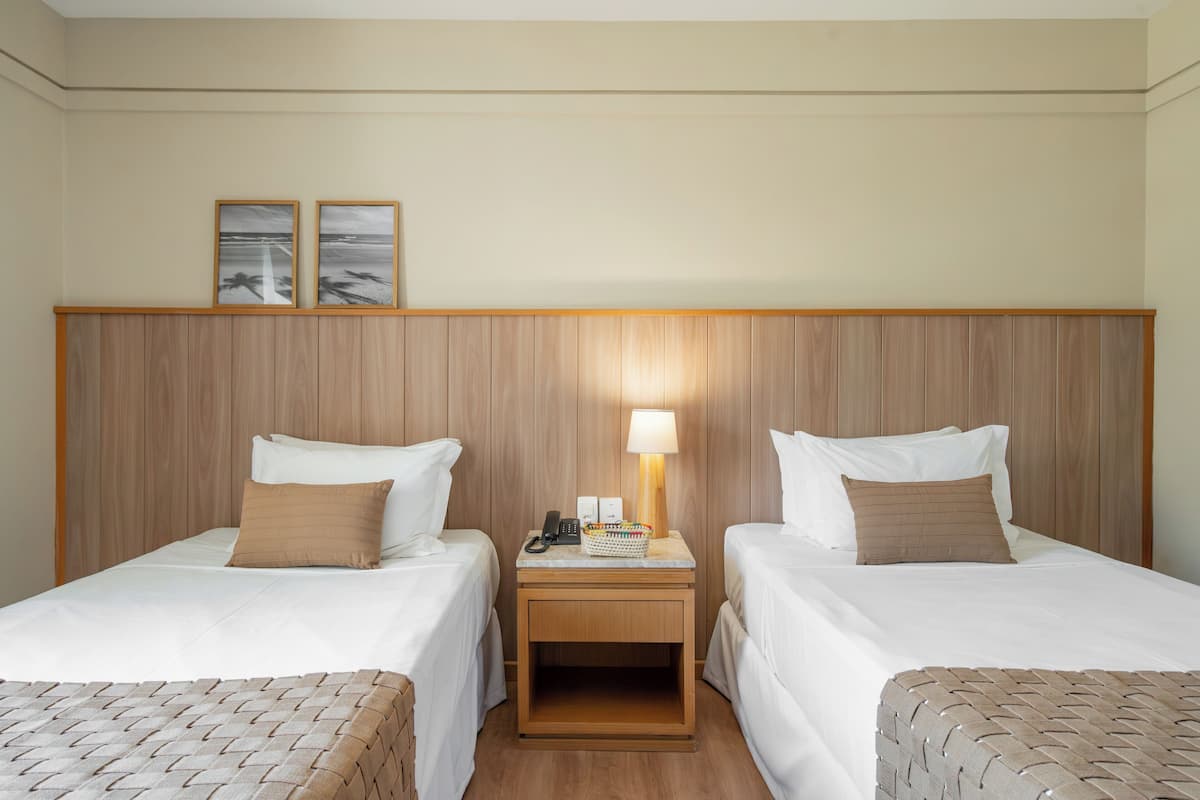 Minibaari, tallelokero huoneessa, työpöytä