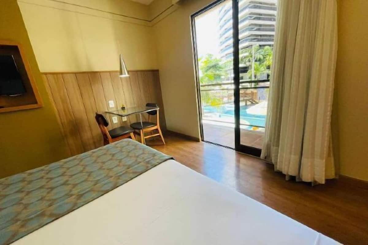 Minibar, caja de seguridad en la habitación y escritorio