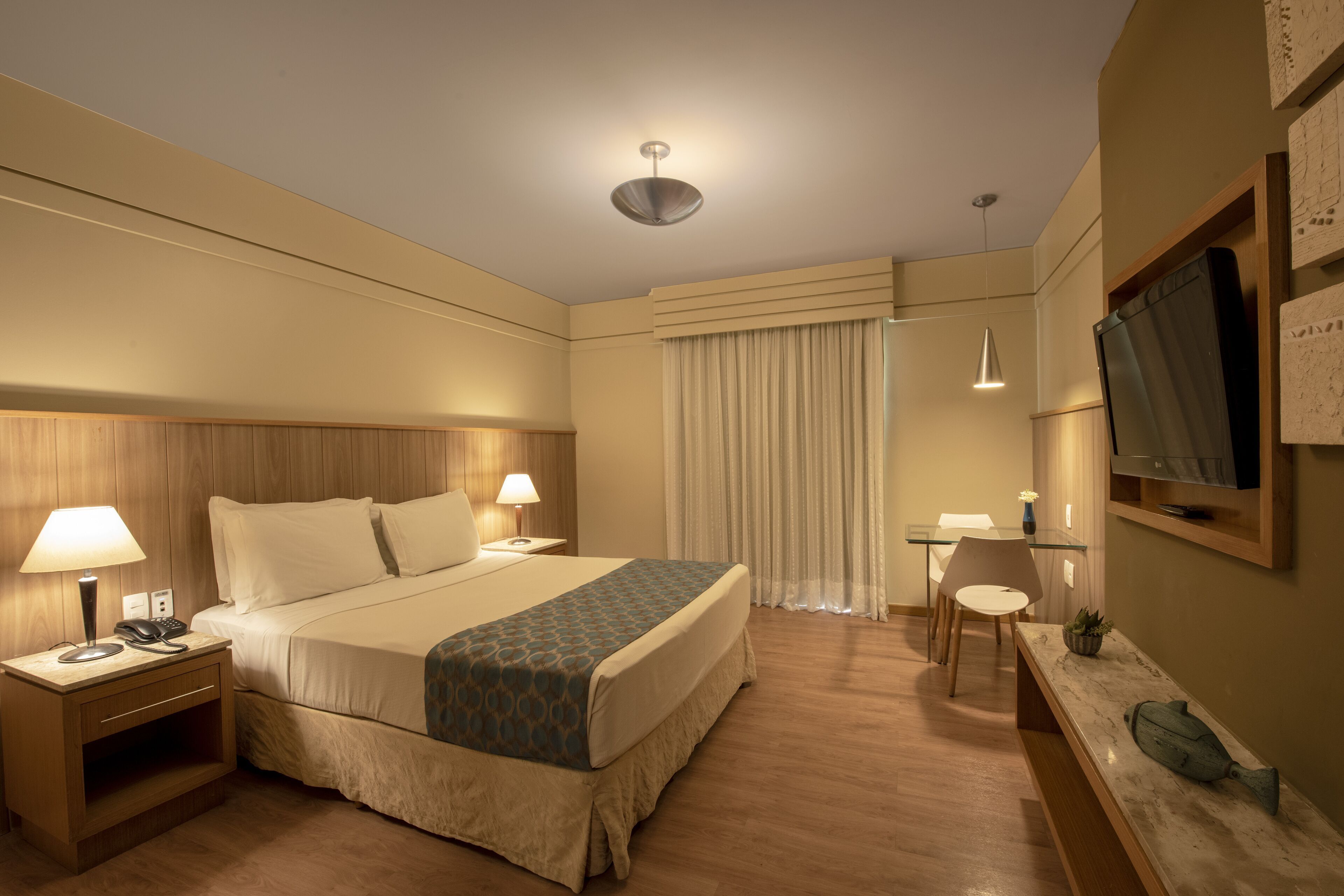 ميني بار وخزنة داخل الغرفة ومكتب ومساحة عمل للكمبيوتر المحمول