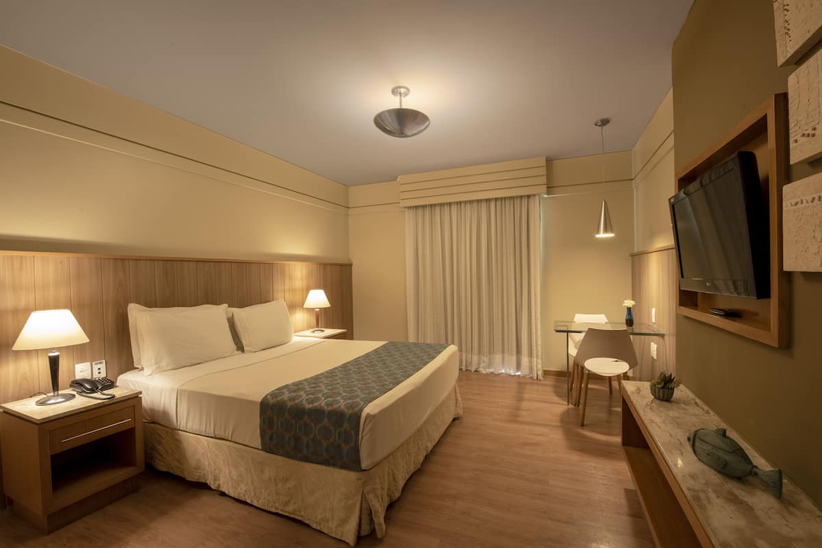 ميني بار وخزنة داخل الغرفة ومكتب ومساحة عمل للكمبيوتر المحمول