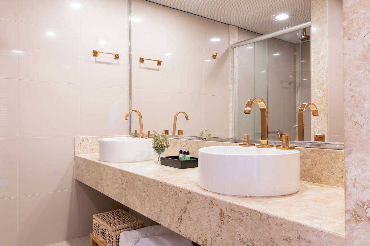 shower, free toiletries, hair dryer, towels