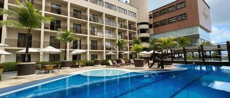 Piscina externa, funciona das 9h às 21h, espreguiçadeiras