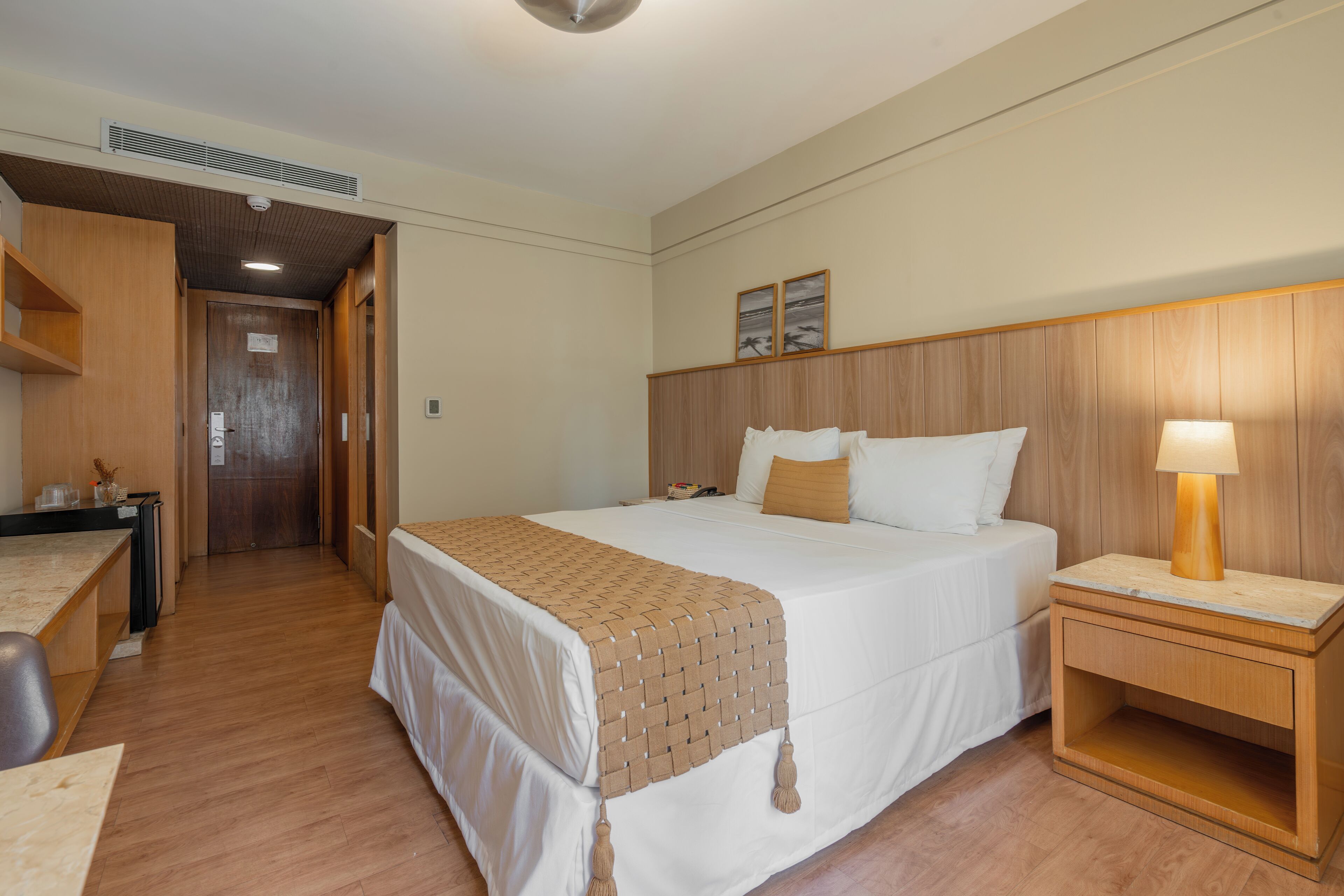 Minibar, caja de seguridad en la habitación y escritorio 