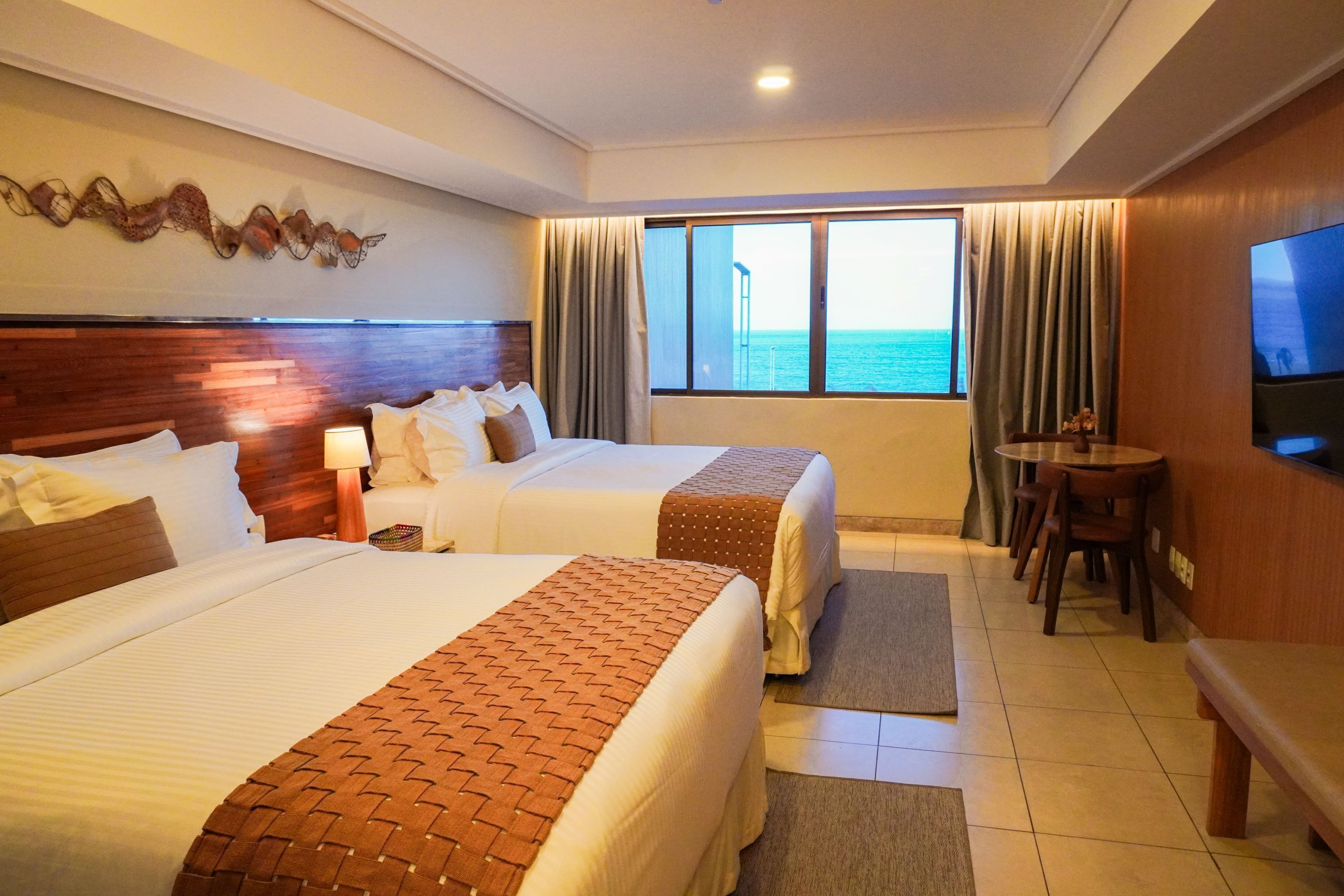 Minibar, caja de seguridad en la habitación y escritorio 