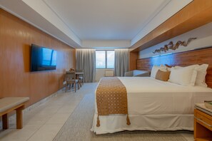 Minibar, in-room safe, desk, laptop workspace - Afago Mareiro Hotel (Fortaleza)