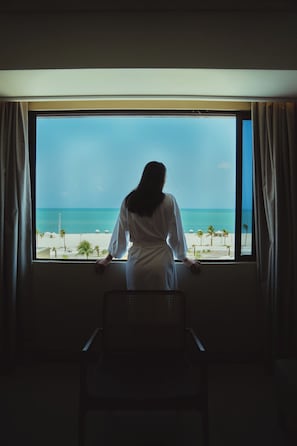 Minibar, in-room safe, desk, laptop workspace - Afago Mareiro Hotel (Fortaleza)