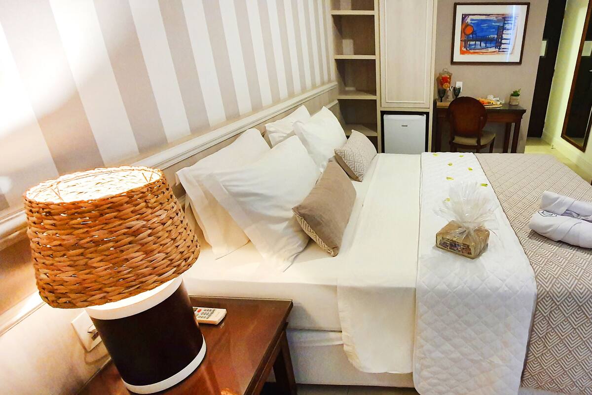 Phòng đôi phong cách lãng mạn, 1 giường cỡ queen, ban công, cạnh hồ bơi | Minibar, két bảo mật tại phòng, bàn 