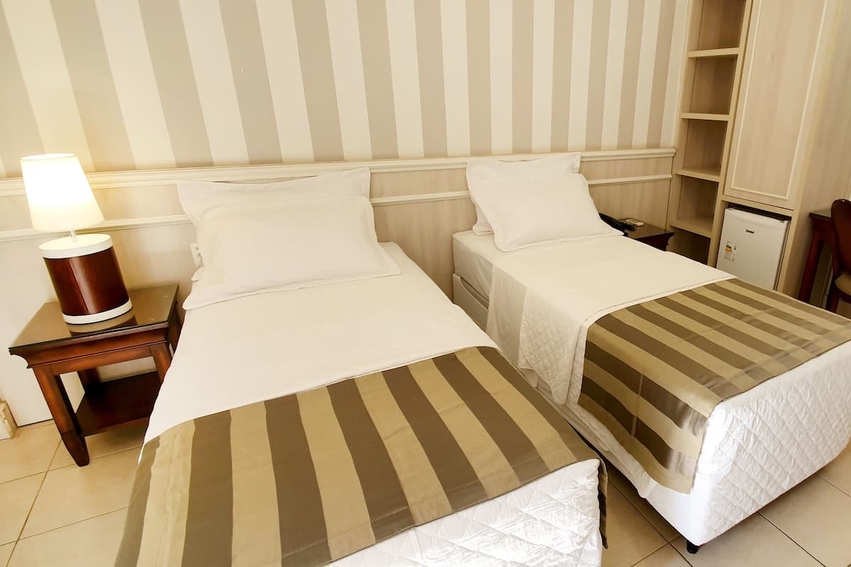 Minibar, két bảo mật tại phòng, bàn 
