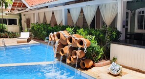 Una piscina al aire libre