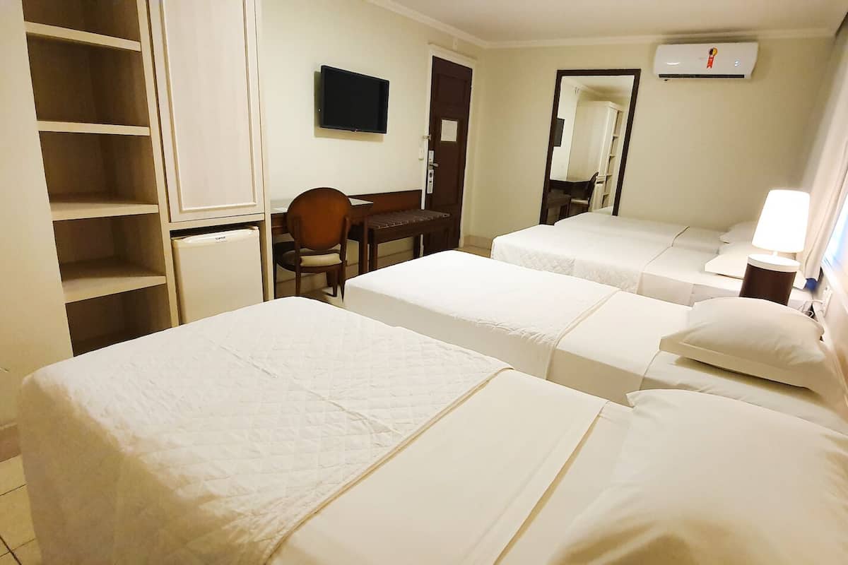 Minibar, két bảo mật tại phòng, bàn 